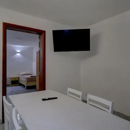 Spacious 6br Seafront סליאמה