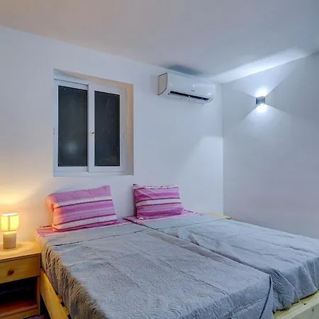 Spacious 6br Seafront * סליאמה
