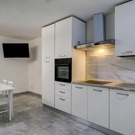 דירה Spacious 6br Seafront *