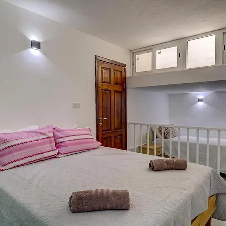 Spacious 6br Seafront Apartment *