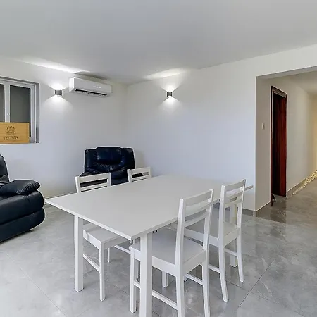 Spacious 6br Seafront Apartment